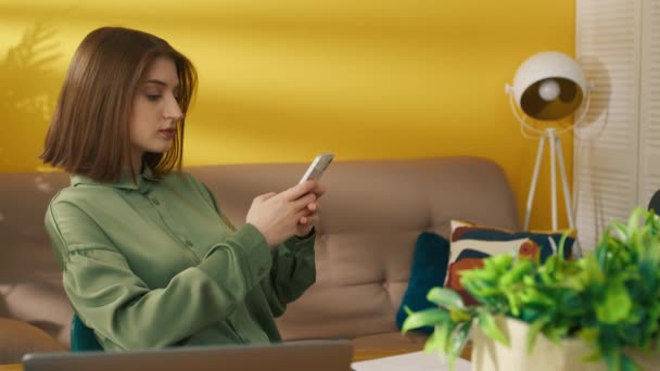 Vista Lateral Del Mensaje Texto Chica Enfocada Teléfono Inteligente Casa — Vídeos de Stock