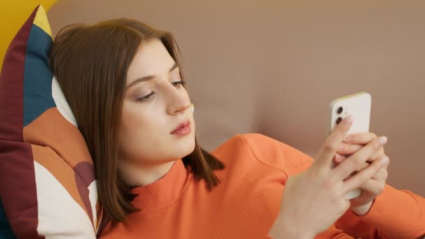 Closeup Pige Slapper Sofaen Med Smartphone Fokuseret Kvinde Browsing Internet – Stock-video
