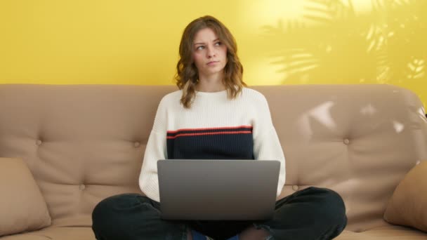 Widok Przodu Przemyślanej Dziewczyny Uczącej Się Laptopie Domu Mądra Uczennica — Wideo stockowe