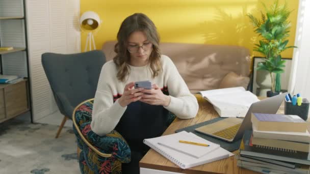 Menina Concentrada Digitando Mensagem Smartphone Casa Estudante Inteligente Óculos Descansando — Vídeo de Stock