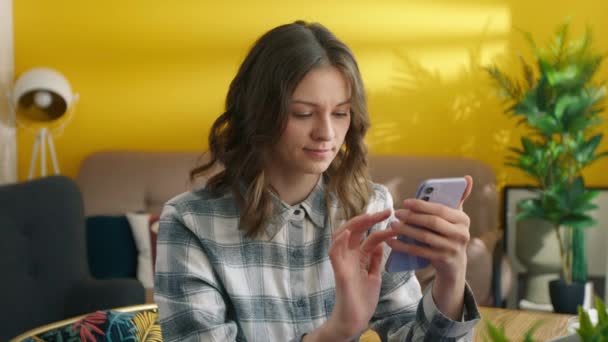 Munter Pige Chatter Budbringere Smartphone Kvindelig Studerende Slapper Med Mobiltelefon – Stock-video