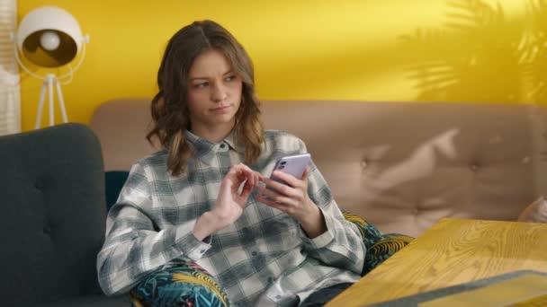 Przemyślana Kobieta Używająca Smartfona Domu Mądra Dziewczyna Wpisująca Wiadomość Komórkę — Wideo stockowe