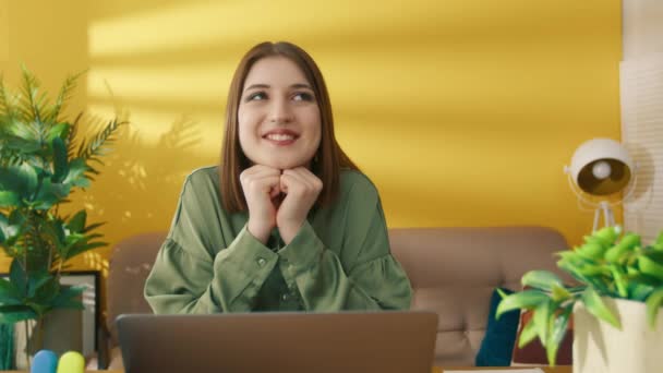 Chica Emocionada Sintiéndose Feliz Estudiante Positivo Recibiendo Buenas Noticias Por — Vídeos de Stock