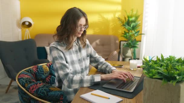 Mujer Concentrada Escribiendo Teclado Del Ordenador Portátil Mesa Chica Inteligente — Vídeos de Stock