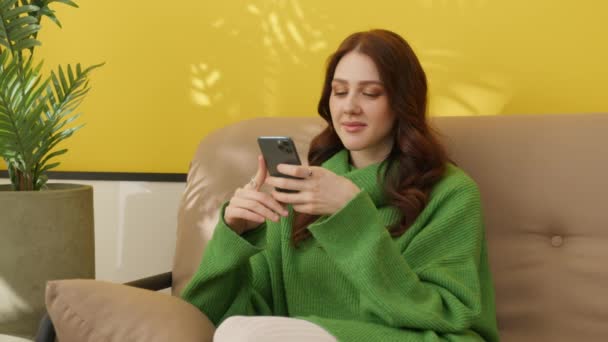 Mujer Atractiva Usando Smartphone Casa Chica Sonriente Chateando Línea Teléfono — Vídeos de Stock
