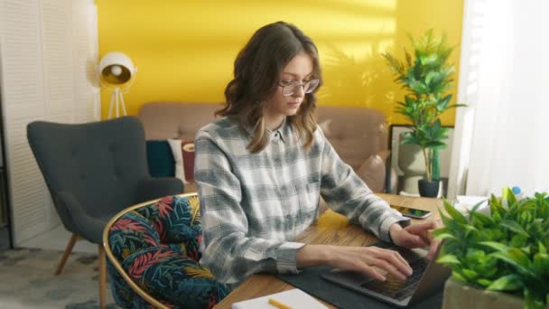 노트북에서 온라인으로 배우는 똑똑한 스트레스를 테이블에 컴퓨터 키보드에 혼란된 집에서 — 비디오