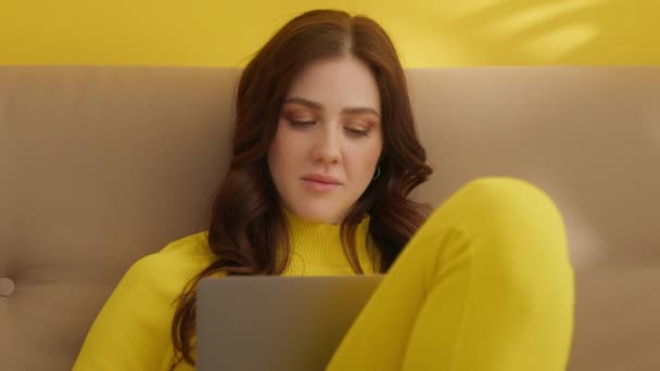 Skoncentrowana Kobieta Używająca Laptopa Domu Atrakcyjna Dziewczyna Patrząca Przed Kamerę — Wideo stockowe
