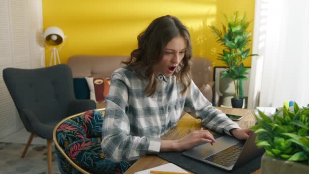 Poważna Kobieta Przewijająca Touchpad Laptopie Podekscytowana Dziewczyna Czyta Dobre Wieści — Wideo stockowe