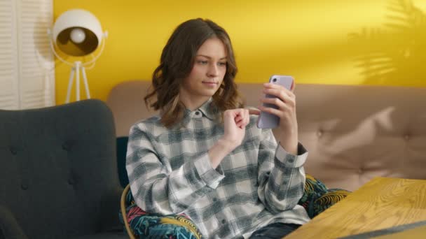 Menina Séria Navegando Internet Smartphone Colagem Estudante Usando Celular Casa — Vídeo de Stock