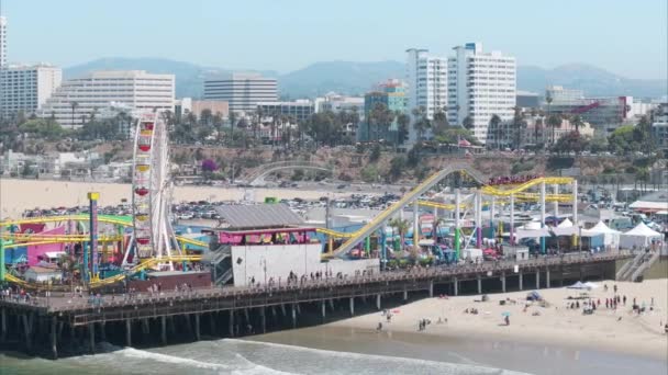 サンタモニカ カリフォルニア アメリカ June 2023 休暇中にサンタモニカピアとパシフィックパークを訪れる人々の頭上ビュー バックグラウンドに都市とアミューズメントパーク 4K映像 — ストック動画