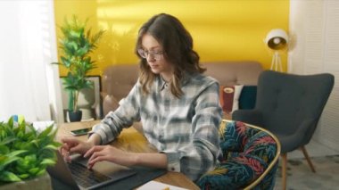Gülümseyen kadın internette internette dizüstü bilgisayarını karıştırıyor. Heyecanlı kız bilgisayar ekranında iyi haberler okuyor. Kadın öğrenci zaferin tadını çıkarıyor. Mutlu bayan el hareketi yapıyor. Pozitif kadın başarıyı hissediyor