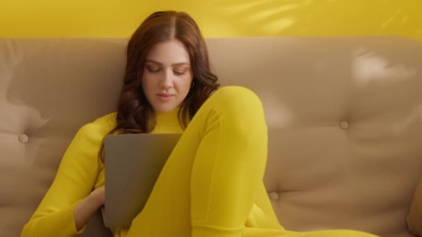 Skoncentrowana Kobieta Siedząca Kanapie Laptopem Uśmiechnięta Dziewczyna Korzystająca Komputera Domu — Wideo stockowe