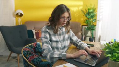 Laptopta dokunmatik ped kullanan genç bir kadın. Mutlu kız üniversiteye girerken e-posta alıyor. Başarıyı kutlayan kız öğrenci. Heyecanlı bayan derin nefes alıyor. Sevimli kız mutluluğu hissediyor. Kazanma konsepti 