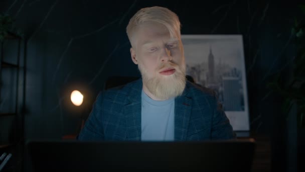 Albino Fyr Slowmotion Mangfoldighed Rummelighed Koncept Portræt Koncentreret Forretningsmand Med – Stock-video