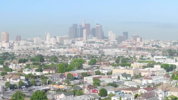 在风景秀丽的早晨 无人机在绿色棕榈树之间飞回 具有棕榈的空中现代摩天大楼的前景与蓝天美国 洛杉矶市中心对电影夏季日出的看法 — 图库视频影像
