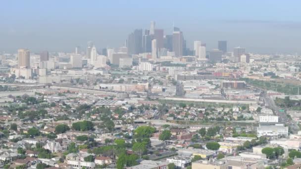 Zbor Dimineața Devreme Ceață Peste Orașul Los Angeles Spre Clădiri — Videoclip de stoc