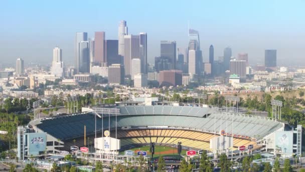 ドジャーススタジアム カリフォルニア 2023年6月 Laスカイラインの高層ビルを見る アメリカの都市近代都市 ドローンはロサンゼルスのダウンタウンにある大規模な野球スタジアムの4Kを撮影した — ストック動画