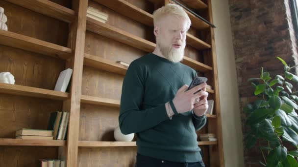 Çok Üzgün Endişeli Sarı Saçlı Yetişkin Bir Adam Çatı Katındaki — Stok video