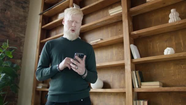 Låg Vinkel Syn Trevlig Medelålders Man Med Blont Hår Stående — Stockvideo