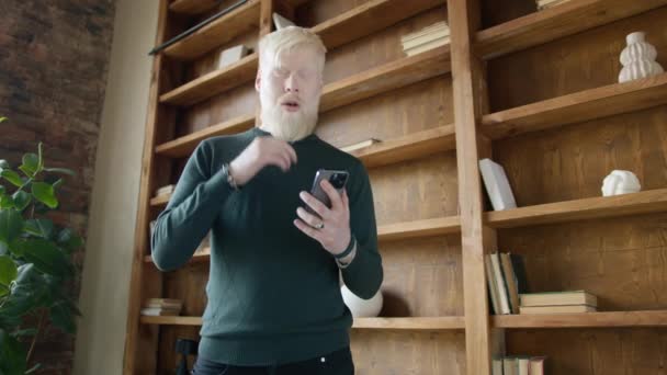 Aşırı Hayal Kırıklığına Uğramış Sarı Saçlı Yetişkin Bir Adam Çatı — Stok video