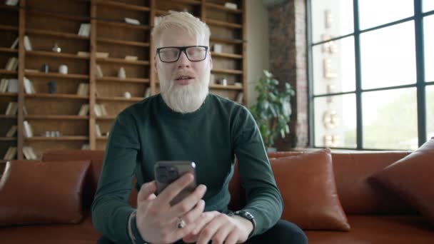 Positiv Professionell Kille Som Använder Smartphone För Att Kommunicera Med — Stockvideo
