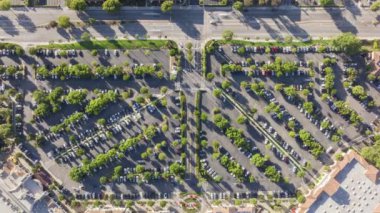 Alışveriş merkezindeki park yerinin zaman aşımı. Küresel tüketiciliğin görselleştirilmesi birçok insanın yaz güneşli bir günde alışverişe gitmesiyle. Şehir merkezinde park yeri arayan sürücüler