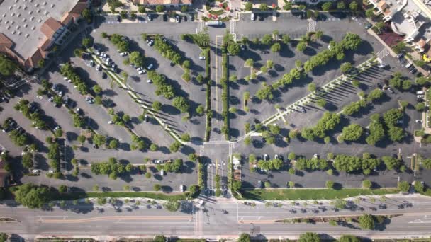 Timelapse Sofőrök Parkolóhelyet Keresnek Bevásárlóközpontban Szcenírozott Időeltolódás Üres Parkoló Bevásárlóközpontban — Stock videók