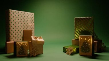 Hediye kağıdına sarılı hafif bir kayma. Fotokopi arkaplanı için merkez bölgesiyle birlikte iki deste parlak altın rengi Noel hediyesi. Noel gecesi, aile sevgi konsepti dolly red