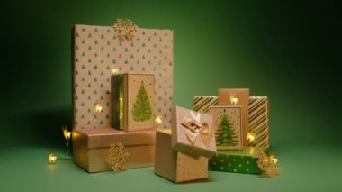 Mutlu 2024 Yeni Yıl kartpostal geçmişi. Yeşil arka planda izole edilmiş yeşil Noel ağacı desenli hediye kutuları. Sürpriz hediyeler Noel arifesi, yeni yıl partisi, aile sevgisi kırmızı 4K