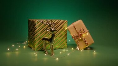 Hediye kutularında parlak gümüş geyik heykeli ve Noel süsleri olan sihirli bir gece arkaplanı. Yeşil arka planda fotokopi alanı olan bir Noel sahnesi. Mutlu Noeller 2024