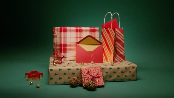 Schöne Stapel Von Weihnachts Und Neujahrsgeschenken Isoliert Auf Grünem Hintergrund — Stockvideo