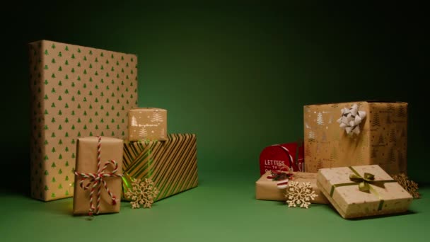 Impacchi Regalo Carta Artigianale Dolly Scatto Due Pile Regali Natale — Video Stock