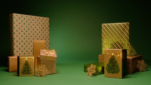 Dolly Vyfotila Dvě Hromádky Lesklých Zlatozelených Vánočních Dárků Zabalených Umělého — Stock video