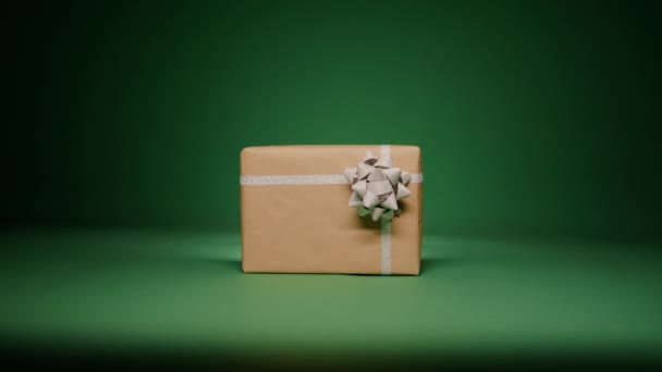 Kouzelné Noční Pozadí Elegantní Dárkové Krabice Zabalené Řemeslném Papíru Třpytivou — Stock video