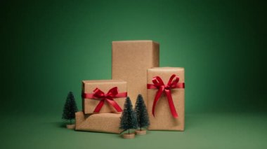 Zarif kırmızı fiyonklu parlak altın hediye kutuları ve yeşil arka planda izole yeşil çam ağaçları figürleri. Noel için sürpriz hediyeler. Mutlu 2024 Yeni Yıl sunumu konsepti 4K