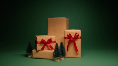 Kırmızı arkaplanda saten kırmızı fiyonklu ve çam ağacı desenli basit altın hediye kutularından oluşan bir yığın kırmızı fotoğraf makinesi. Kış Harikalar Diyarı 4K sunar. Sürpriz hediyeler Noel arifesi