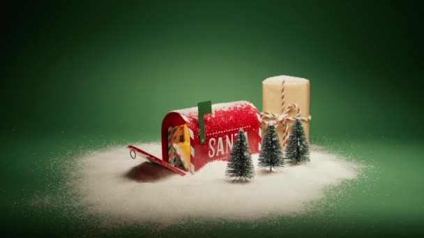 许愿圣诞背景的概念 给圣诞老人的信 放在开着的红色信箱里 上面有礼物和雪地下的圣诞装饰 多莉在绿色背景的礼品盒红色相机上拍摄 冬季仙境 — 图库视频影像
