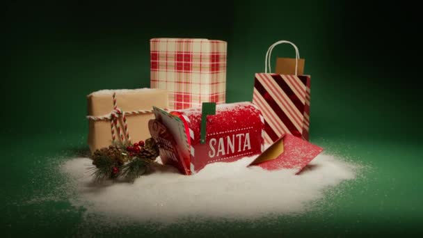 Dopis Kluka Otevřené Červené Schránce Dárky Santa Village Vánoční Dekorace — Stock video