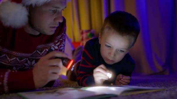 Papa Mit Taschenlampe Erzählt Vorschulkindern Wohnzimmer Ein Märchen Eltern Lesen — Stockvideo