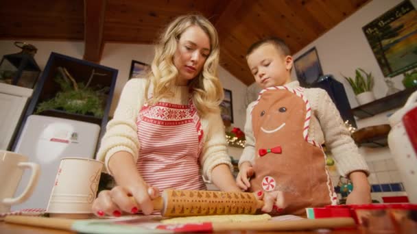 Zabawny Chłopiec Fartuchu Świątecznym Pomaga Matce Przygotować Ciasteczka Pieczenia Zabawy — Wideo stockowe