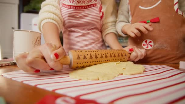 Κοντινό Πλάνο Γυναικεία Χέρια Μικρό Χαριτωμένο Παιδί Χρησιμοποιώντας Χριστούγεννα Ρολό — Αρχείο Βίντεο