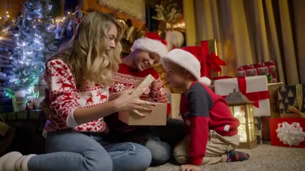Μικρό Καυκάσιο Αγόρι Κάθεται Τους Γονείς Κοντά Στο Χριστουγεννιάτικο Δέντρο — Αρχείο Βίντεο