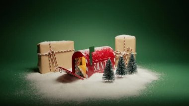 Santa Village konsepti. Kırmızı posta kutusunu hediyelerle ve kar altında Noel dekoruyla açtık. Dolly yeşil arka planda hediye kutuları çekti. Noel Baba 'ya bir dilek tut Kış Harikalar Diyarı 4K
