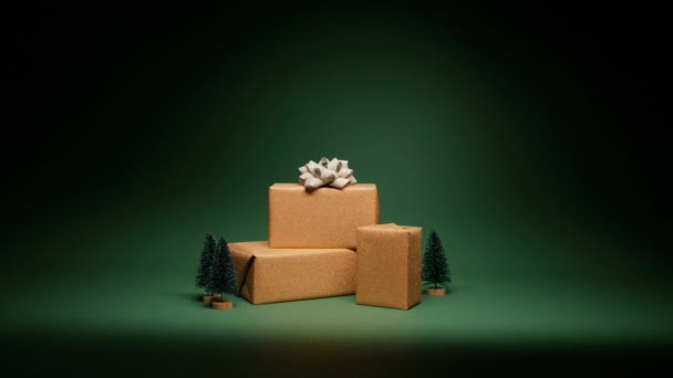 红色相机拍摄的威望堆积如山优雅的金色闪光礼品盒银弓和松树装饰的深绿色翡翠背景 冬季仙境礼物 惊喜的圣诞礼物 — 图库视频影像
