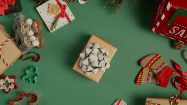 Blick Von Oben Auf Elegante Bastelpapier Geschenkbox Mit Silbrig Glänzender — Stockvideo