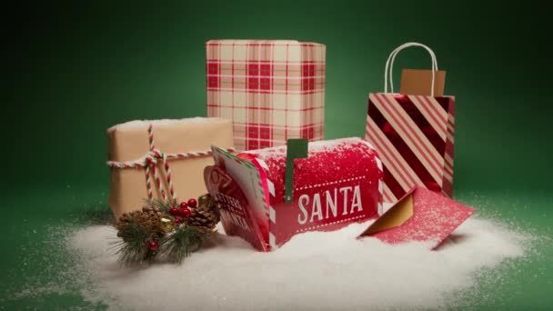 Рождественские Украшения Подарочные Коробки Покрытые Белым Снегом Зеленом Фоне Загадайте — стоковое видео