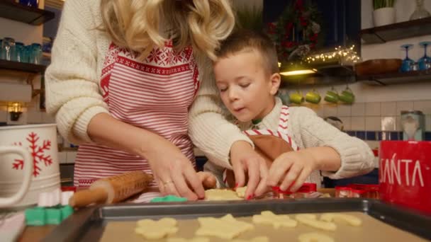 Блондинка Мама Маленький Син Готують Випічку Кухні Батько Дитина Вирізають — стокове відео