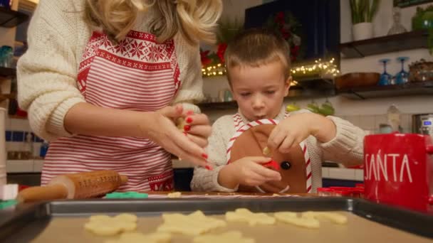 Mamma Bambino Ritagliano Biscotti Forma Albero Natale Piccolo Uomo Pupazzo — Video Stock