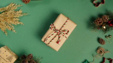 Yeşil arka planda, çevre dostu el yapımı el yapımı el yapımı el yapımı el yapımı el yapımı el işi kağıt ve baston şekerleme renkli iple çevrilmiş bir manzara. Mevsimlik tatil yılbaşı dekorasyonu. Yaratıcı sıfır israf Noel kavramı