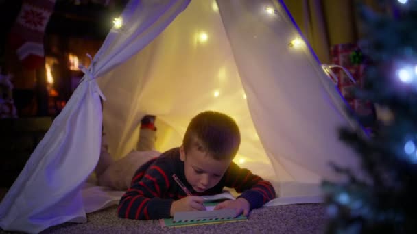 Portret Troskliwego Chłopca Piszącego List Świętego Mikołaja Przed Bożym Narodzeniem — Wideo stockowe